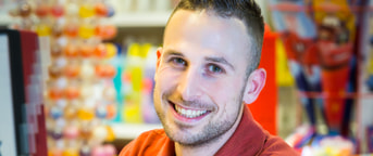 Un jeune collaborateur sourit Un jeune collaborateur sourit